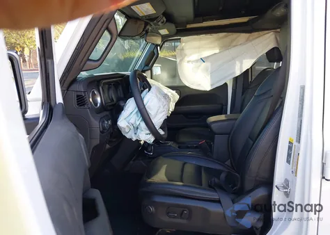 2025 Jeep Wrangler 4-Door Sahara 4X4 z USA, uszkodzony, nr VIN 1C4PJXEN8SW508273